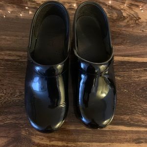 LIKE NEW Professional Black Patent Danskos